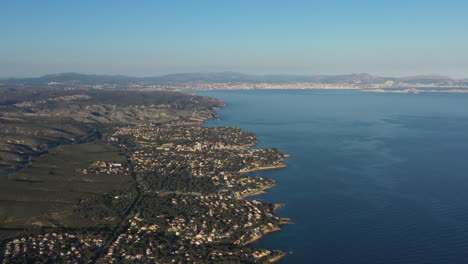 Mittelmeerküste-Küste-Und-Meer-Marseille-Im-Hintergrund-Sonnenuntergang-Frankreich-Blau
